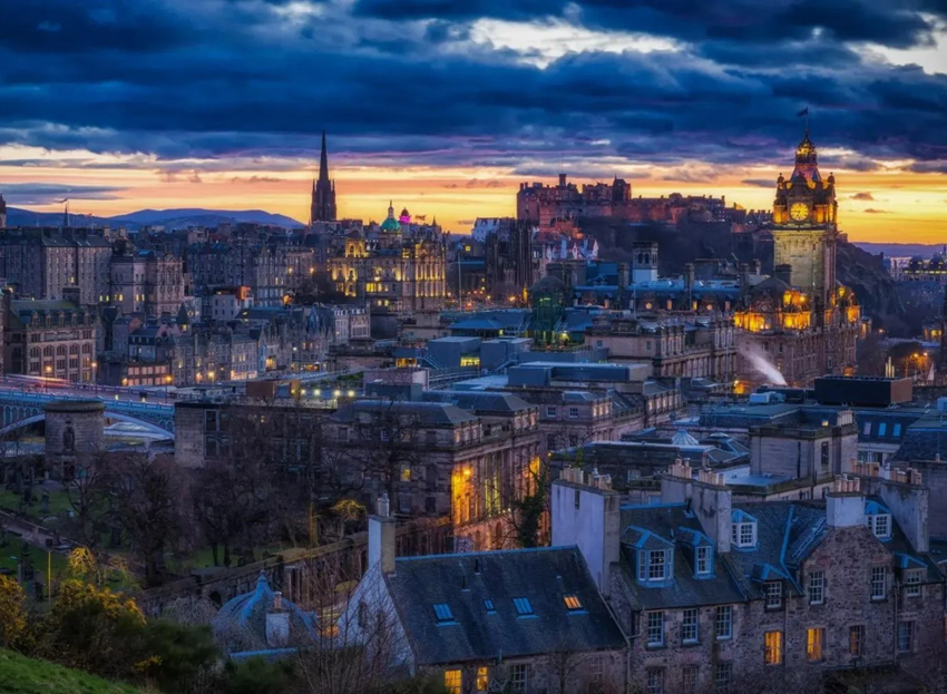 Lâu đài Edinburgh mùa đông 2025– Vẻ đẹp huyền ảo giữa trời tuyết Scotland
